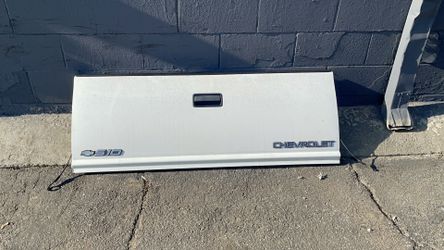 White Chevy s10 tailgate fits 94-04 GMC Sonoma 