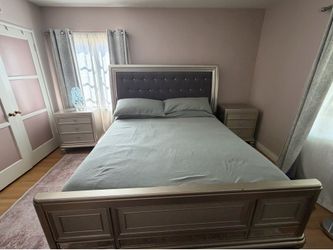 Bedroom Set (beautiful 5-piece Contemporary  Bedroom Set - Excellent Condition )