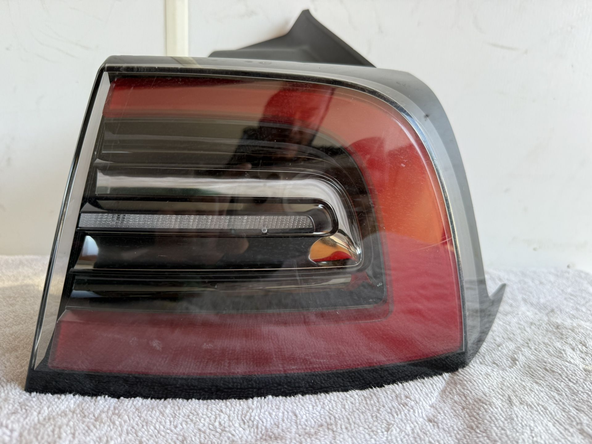 2017-2023 Tesla Model 3 LED TAILLIGHT R Side - PASSENGER Side - 4 Pins