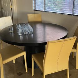 Like New Round Dining Table With 5 chairs