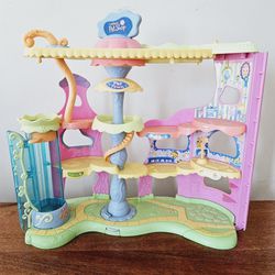 Littlest Pet Shop Pet Town Building by Hasbro 2006. No accessories included. 

Measures 15.5"x15"x6.5".

Pre-owned in excellent clean condition.  No c