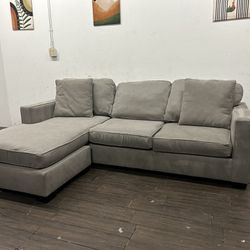 Delivery Available! Refurbished 🧼 Microfiber Sectional Couch With Reversible Chaise 