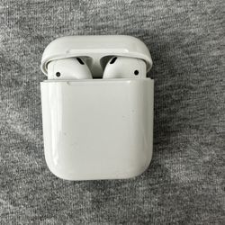 Like-New Apple AirPods with Charging Case - Excellent Condition!