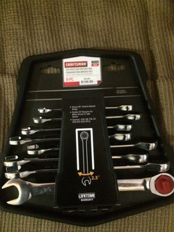 Ratcheting wrench set