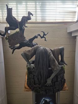 The ring 1/3 statue