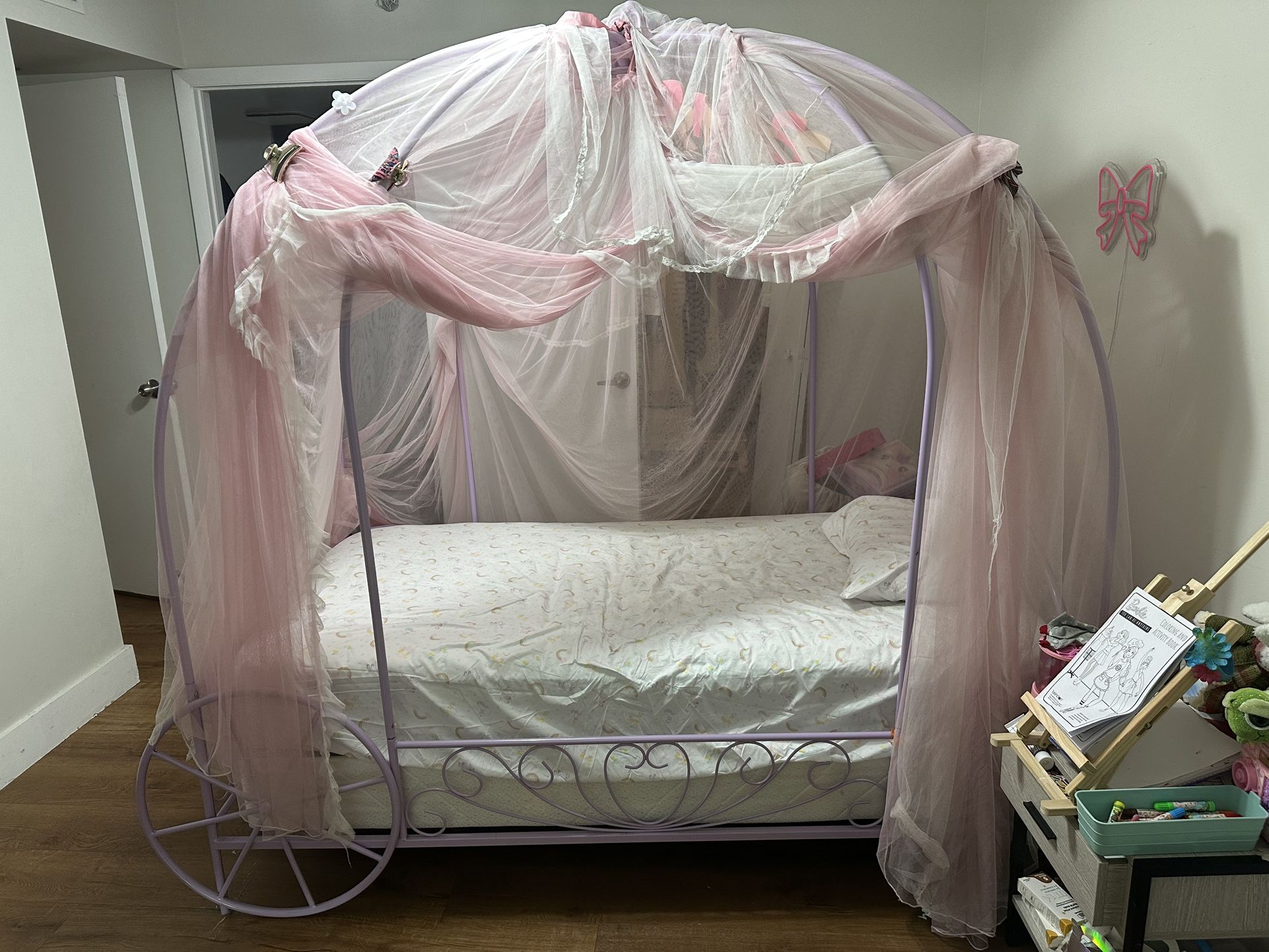 Disney Cinderella girls canopy twin size bed