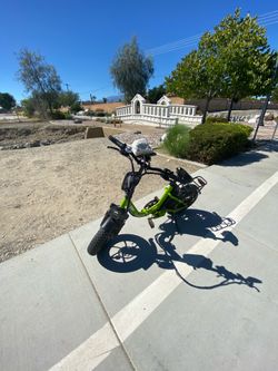 Foldable e bike goes 30 mph