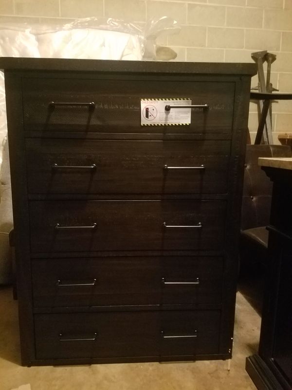 1 New Brown Dresser In Excelent Condition Delivery Available