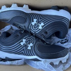 Under Armour and plastic cleats Sz 9.5 NEW!!!