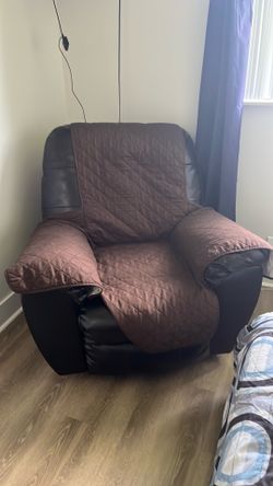 Brown leather recliner in new cond