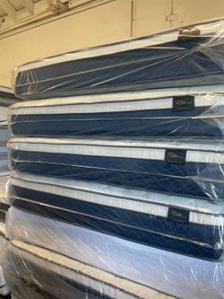 King Size Pillow Top Mattress 12"   New Mattress in a plastic sealed