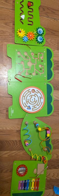 All there 5 peices Alligator wall toy