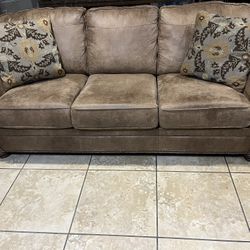     2- Larkinhurst Sofa Ashly Furniture . Corner-blocked frame Attached back Like New . The Measurements Are 38” X 88” 