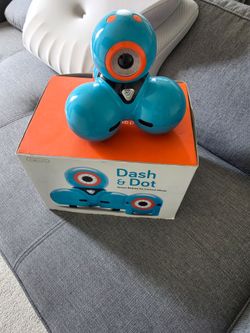 Wonder Workshop Dash Robot with Box
