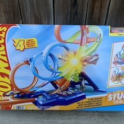 Hot Wheels Stunt Tracks Mid-Air Crash Playset and Car 