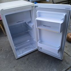 DAEWOO MINI FRIDGE 