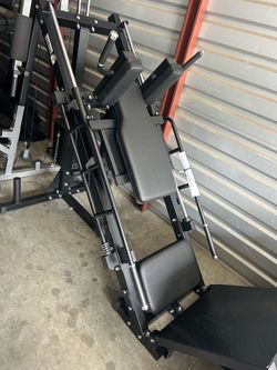 Leg press machine is brand new still in the crate. Retail is for 1500 It’s 1000 pounds capacity.