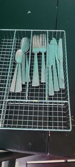 Flatware set with organizer