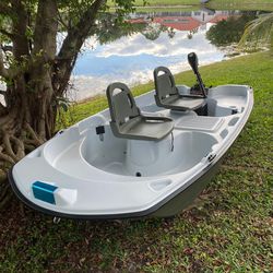 2021 10' 2-person-fiberglass boat with trolling motor and live well