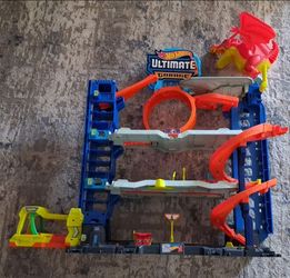Hot Wheels Ultimate Garage Playset with Dragon