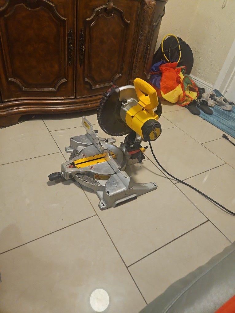 Dewalt 10" Compound Miter Saw