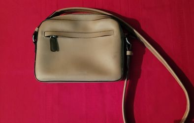Liz Claiborne Beige Crossbody Bag Pocketbook Purse 9"w×7"h×2"d- Used