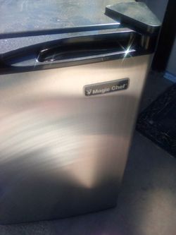 Compact Refrigerator MAGIC CHEF