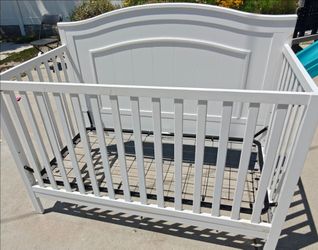 White Baby Crib / Toddler Crib Bed Frame – Good Condition