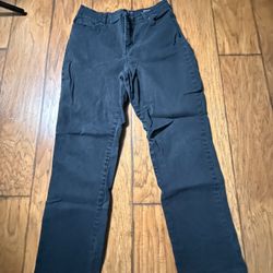A black straight-leg jeans women's Gloria Vanderbilt s Size 8  Very good condition  Smoke free home