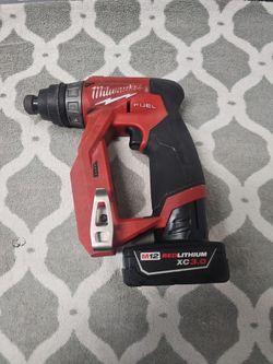 Milwaukee M12 FUEL Screwdriver with XC3.0 Battery
