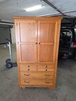Thomasville American Country Oak Armoire Wardrobe Dresser. Free local ground floor delivery