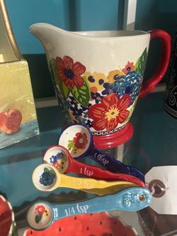 Measuring cup with measuring spoons