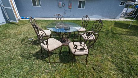 Wrought Iron Patio / Dining Table W/6 Chairs.