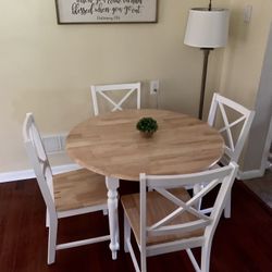 *Excellent Condition* Cute,breakfast/kitchen table and chairs. 