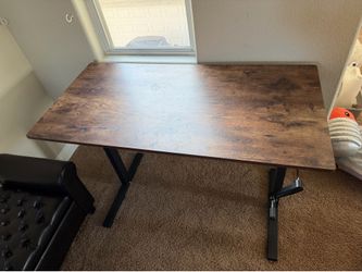 Adjustable sitting and standing desk