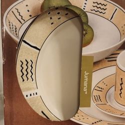 NEW Oneida Dinnerware Set 