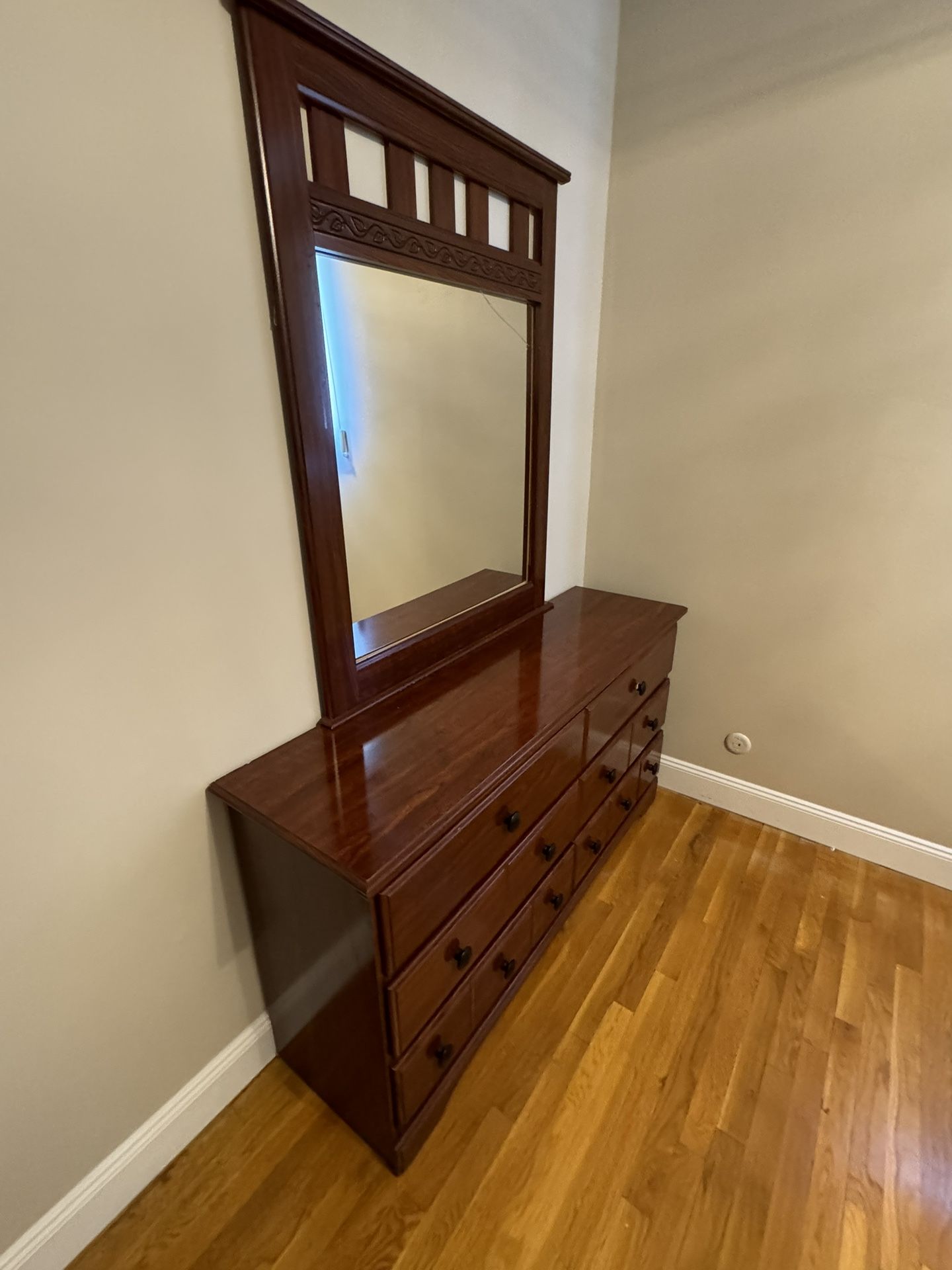 Dressor (mirrored) Hardwood