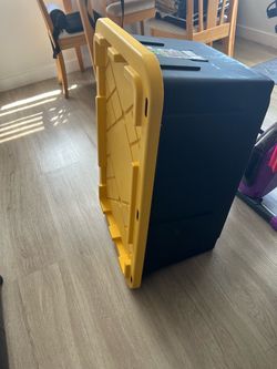 Large 27 gallon plastic container with lid. Caja plástica de 27 galonescon tapa