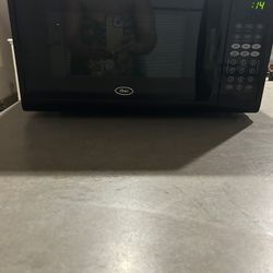 Oster 1.1Cu.ft . 1100 Watts Digital Microwave Oven.