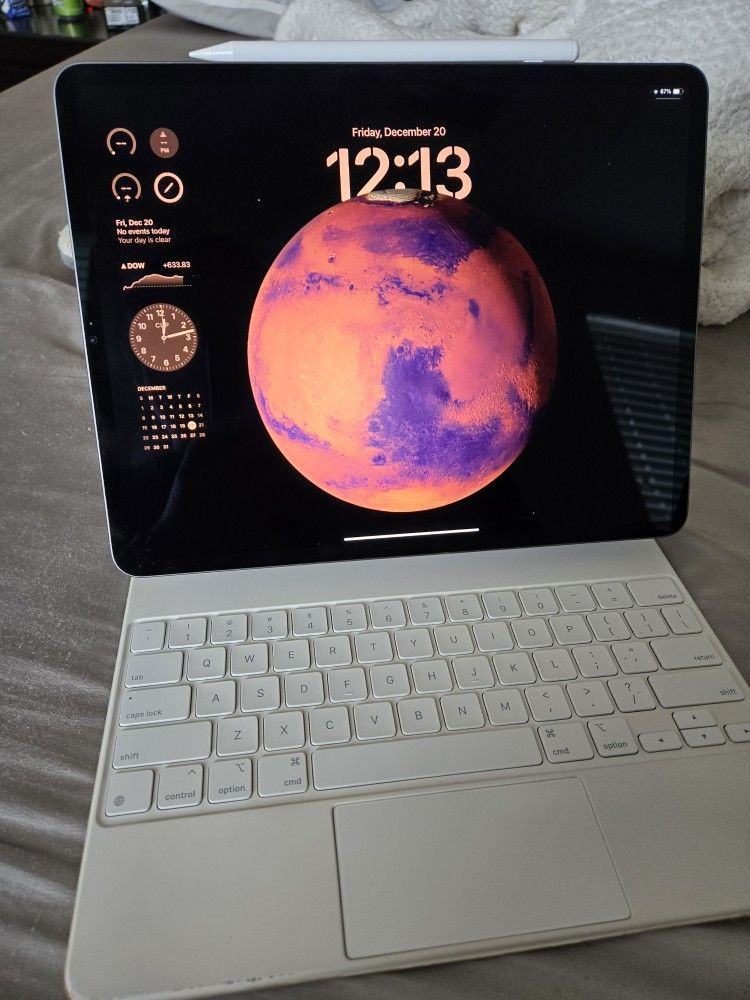 iPad Pro 12.9 M1 5th Gen with Apple intelligence & Magic Keyboard and Pencil