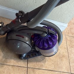 Dyson string vacuum, works perfect, very strong. No need extensions. Telescopic pipe. Light weight👇