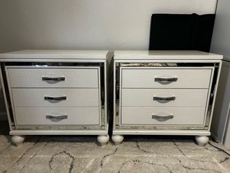 2 white nightstands