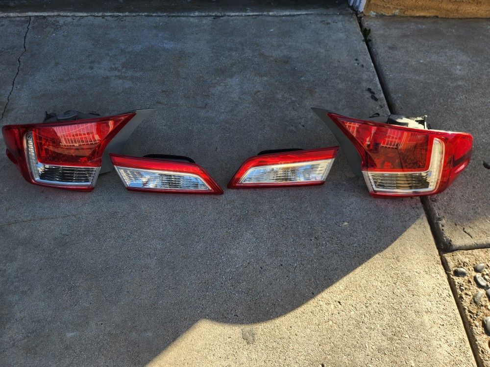 2012 Toyota Camry XLE Tail Light Assembly 