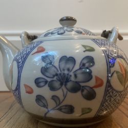 Japanese Pottery Tea Kettle Kyusu Vintage 7" Sencha Handle Lidded Leaf. Condition is pre owned and is overall in solid and respectable shape.   This v