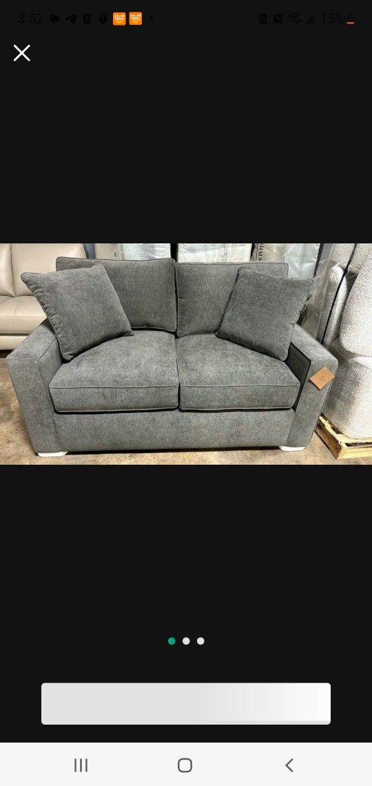 🛋️ Modern Gray Loveseat Sofa – Plush Cushions, Like New