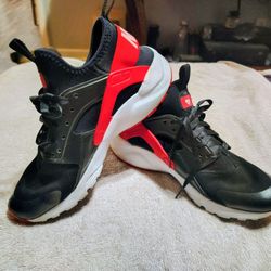 Nike Air Huarache Run Ultra (Red/Black) – Size Boys Youth 6.5Y (Fits Women’s 8) – Excellent Condition