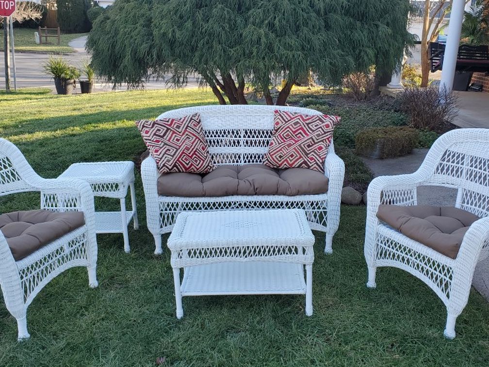 Pristine 5 Piece Patio Set W Cushions!