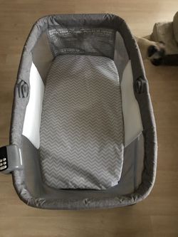 Evenflo loft best sale portable bassinet grey