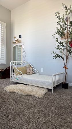 Toddler bed with Newton mattress