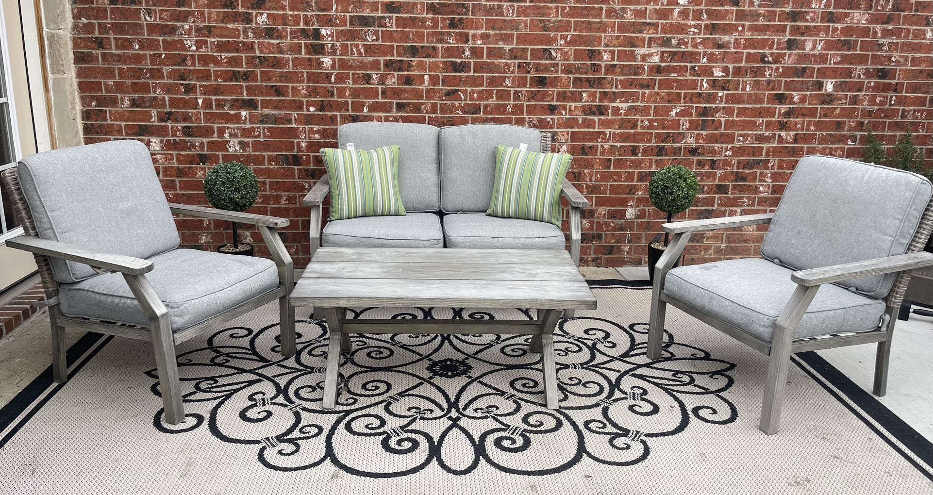 Patio Furniture Excellent Condition 